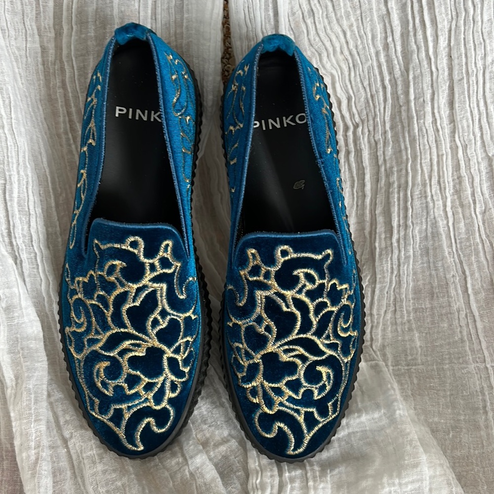 Pinko size 7 sneaker